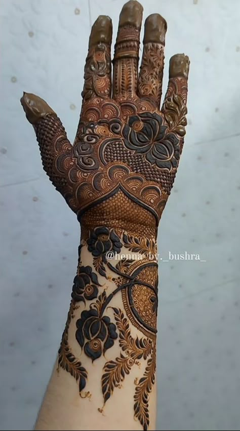 Dubai Design Mehendi Front Hand, Mehandi Dubai Design, Back Said Mehndi Design Bridal, Dubai Henna Design, Patch Mehendi Designs, Dubai Style Mehndi Design Back, Mehandi Designs Dubai, Pakistan Mehndi Designs, Mehndi Latest Design