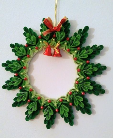 Quilling Wreath, Diy Quilling Christmas, Diy Quilling Crafts, Quilling Pattern, Paper Quilling Flowers, Paper Quilling Cards, Origami And Quilling, Paper Quilling Jewelry, Quilling Work