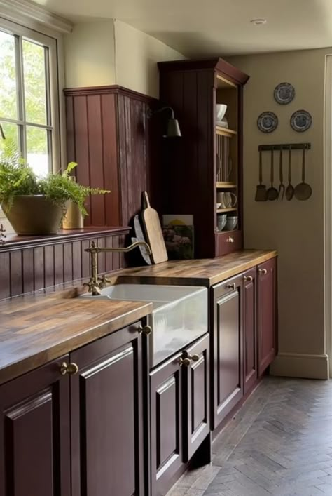 Hay Kitchen, Burgundy Kitchen, Red Kitchen Cabinets, Brown Kitchen Cabinets, Kitchen Unit, Brown Cabinets, Red Kitchen, Kitchen Furniture Design, Cottage Kitchen