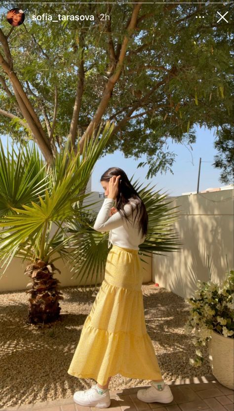 Yellow Skirt Outfit Aesthetic, Floral Skirts Outfits, Yellow Maxi Skirt Outfit, Flowy Maxi Skirt Outfit, Yellow Outfit Aesthetic, Yellow Skirt Outfit, Light Yellow Skirt, Floral Maxi Skirt Outfit, Midi Skirt Outfits Summer