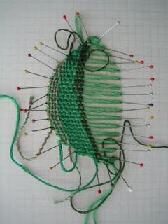 Needle Weaving, Pin Weaving, Textile Techniques, Nice Ideas, Pins And Needles, Weaving Projects, Weaving Art, Loom Weaving, Tapestry Weaving