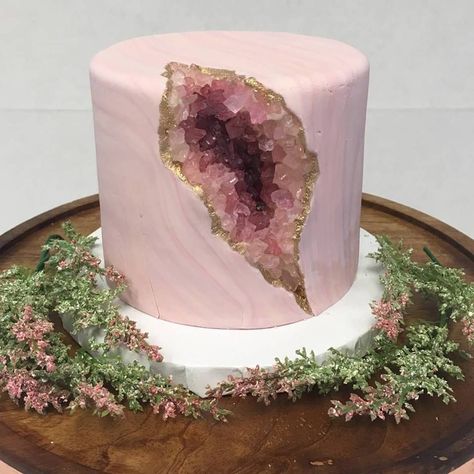 Chandelier Cake, Geode Cake, Crystal Cake, Cupcake Wars, Funfetti Cake, Cake Online, Vanilla Buttercream, Pink Cake, Round Cakes