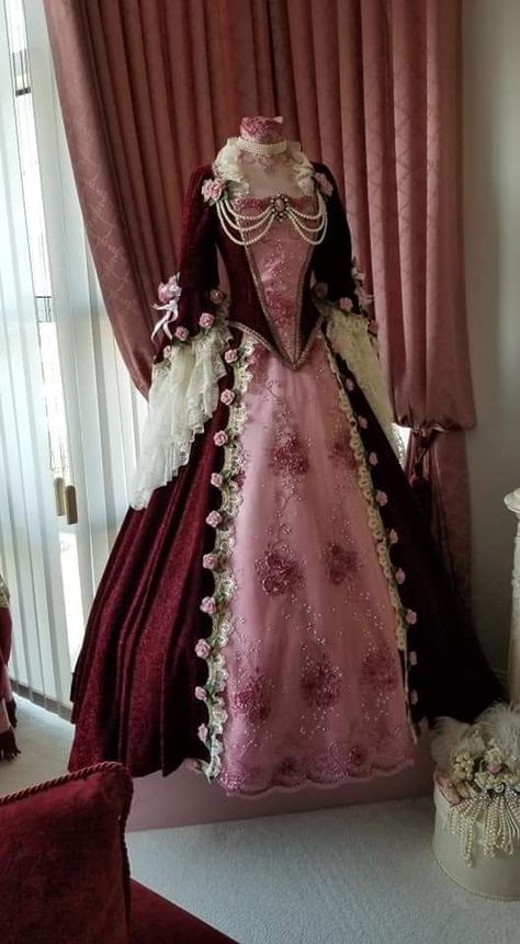 Historical Dresses Victorian, Victorian Items, Victorian Dress Gown, Historic Dresses, Victorian Style Clothing, Victorian Ball Gowns, Power Fashion, Victorian Era Dresses, Winter Gowns