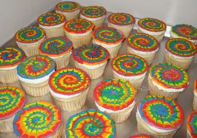 Tie Dye Cupcakes, but no instructions here... but I this looks like concentric circles of different colored frosting, then take a toothpick and start in the center and drag to the edge to create dyed effect. Tie Dye Cupcakes Frosting, Tye Dye Cupcakes, Tie Dye Frosting, Easy Tie Dye, Tie Dye Cake, Tie Dye Cupcakes, Tie Dye Birthday, 60s Party, Frosting Colors