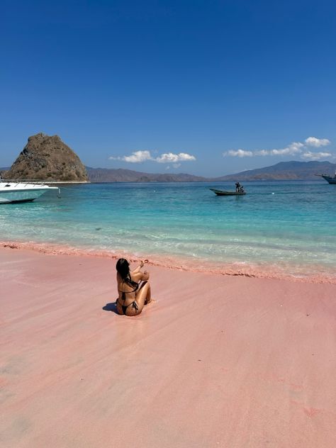 Best beach ever, pink beach in Komodo Island was amazing✨✨#travel #travelling #pinkbeach #travelinspo #traveltips #inspo Pink Beach Komodo Island, Pink Beach Labuan Bajo, Bali Outfits, Foreign Places, Bali Aesthetic, Bali Baby, Labuan Bajo, Komodo Island, Gili Trawangan