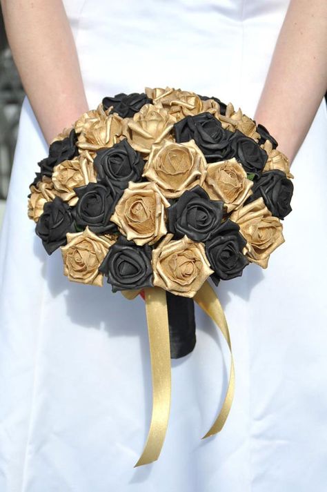 Black And Gold Bouquet, Gold And Maroon Wedding, White Gold Bouquet, Black And Gold Quince, Black And Gold Sweet 16, Gatsby Prom Theme, Maroon Wedding Theme, Black Tablecloth Wedding, Great Gatsby Prom Theme