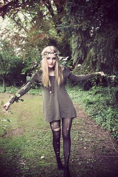 Hippie Ripped Tights, Hippie Goth, Scene Girl, Look Grunge, Tokyo Street Fashion, Vintage Hipster, Mode Boho, Tights And Boots, Grunge Hair