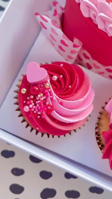 Valentine Bento Cake With Cupcakes, Valentine’s Day Bento Box Cake, Valentine’s Day Cupcakes Aesthetic, Valentines Cupcake Design, Kids Valentines Cupcakes, Cupcake Decorating Ideas Valentines Day, Conversation Heart Cupcakes, Valentine’s Day Cupcakes For Kids, Cupcake Decorating Valentines Day