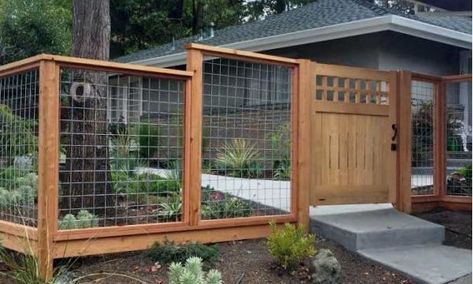 Hog Wire Fence, Backyard Fence Decor, Fence Construction, Home Fencing, Low Deck, Deer Fence, Front Fence, Dog Yard, Wood Gate