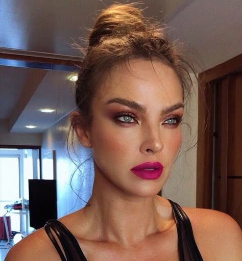 Flat out fabulous mac Fuschia Dress Makeup Ideas, Flat Out Fabulous Mac, Fuschia Lipstick Makeup Look, Fuschia Eye Makeup, Fuschia Makeup Looks, Fuschia Makeup, Mac Flat Out Fabulous Lipstick, Fuchsia Makeup, Bright Lipstick Makeup