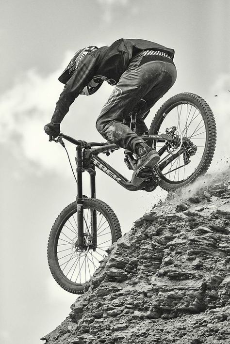 Brandon Semenuk, Cycling In London, Red Bull Rampage, Mountain Bike Action, Cycling Photography, Bicycle Mountain Bike, Bike Mountain, Downhill Bike, Bike Trail