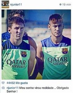 El 'crack' brasileño no se separa de Alves en su primer día como azulgrana Neymar Training, Messi Autograph, Messi Pictures, Inspirational Soccer Quotes, Neymar Jr Wallpapers, Messi And Neymar, Leonel Messi, Good Soccer Players, Soccer Quotes