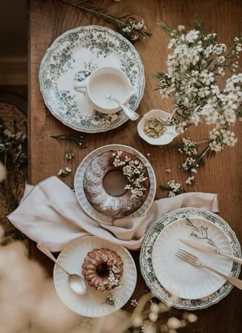 Leah Aesthetic, Cottage Aesthetic, Ivy House, Branding Shoot, Magical Garden, Slow Life, Painting Vintage, Jolie Photo, Bundt Cake