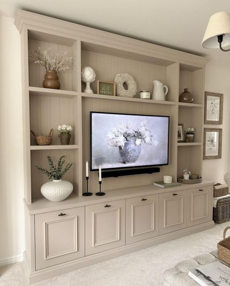 Built In Shelves Living Room, Living Room Wall Units, Living Room Built Ins, Home Design Living Room, Decor Home Living Room, Living Room Inspo, New Living Room, Living Room Tv, Dream House Decor