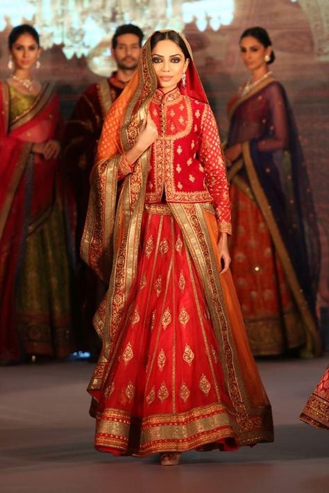 . Indian Bridal Lehenga Red Brides, Indian Bridal Lehenga Red, Brides Saree, Pakistani Bridal Makeup Red, Indian Bridal Wear Red, Long Blouse Designs, Rajasthani Dress, Rajputi Dress, Lehenga Red