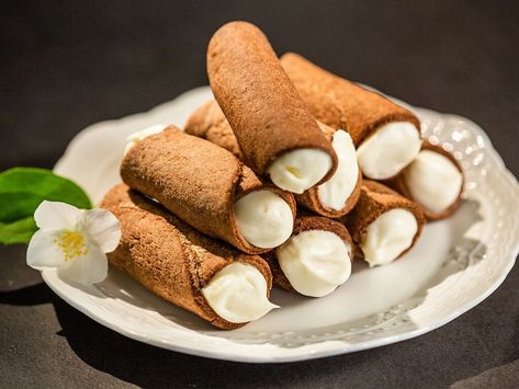 Cannoli with Mascarpone and Amaretto Marscapone Cannoli Filling, Cannoli Inspired Dessert, Cannoli Custard Filling, Canolli Filling, Cannoli Flavors, Cannoli Recipe Filling Mascarpone, Cannoli Filling, Cannoli Recipe, Full Recipes