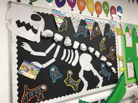 Dinosaur Display Board, Jungle Bulletin Board Ideas, Dinosaur Bulletin Board Ideas, Dinosaur Classroom Theme Decor, Wall Magazine Ideas School, Dinosaur Bulletin Boards, Dinosaur Art Projects, Preschool Jungle, Dinosaur Display