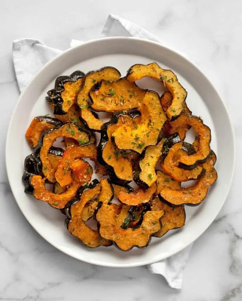 Acorn Squash Recipe, Winter Side Dishes, Buttercup Squash, Roasted Acorn Squash, Acorn Squash Recipes, Root Veggies, Dried Thyme, Squash Recipe, Roasted Squash