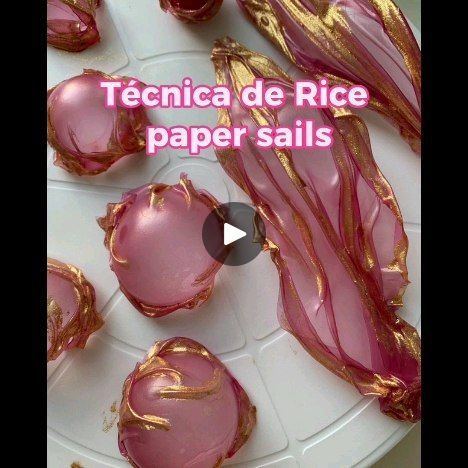 1.5K views · 987 reactions | Rice Raper Sails es una técnica de decoración muy fácil y bonita ❤️que se usa como topper para decorar tus pasteles. Estas hojas de papel arroz transparentes le dan una apariencia preciosa🥳 a tus diseños y te ayudan también a disminuir el costo del pastel 🧁ya que algunos clientes buscan un diseño lindo pero económico y con estas decoraciones podrás sustituir las cortezas de chocolate o las decoraciones con caramelo.💯

Te dejo acá detalles para que las hagas en tus piezas de arte👇👇👇👇

•	Usa colorantes líquidos o en gel 
•	Puedes mojar las hojas en agua o licor el licor seca más rápido, no las dejes mucho en el agua ya que ellas se deshacen
•	Para darles movimiento usa un tapete de silicón o papel de aluminio algo que te permita secar la hoja sobre alguna Doja Cat, Wedding Paper, Wedding Cakes, Cake Decorating, Rice, Pastel, Cake