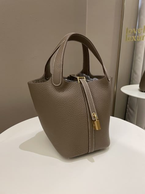 Hermes Picotin Lock PM 18Etoupe Clemence GHWB StampMay 2023NewIncludes full set box, dust bag, lock, keys and receiptPrice now 6100 sgd 4550 usd CN5022-12 Hermes Picotin Etoupe, Hermes Bag Picotin, Designer Bags 2024, Hermes Picotin Outfit, Hermes Bags Picotin, Hermes China, Hermes Etoupe, Linen Dress Pattern, Chanel Wallpaper