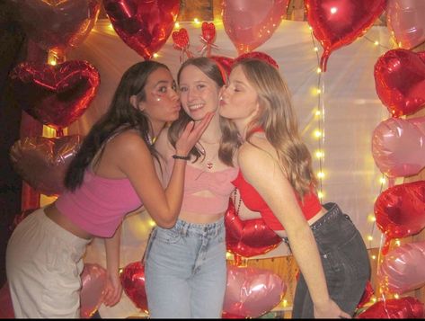 Galentines Party Pictures, Friends Galentine, Valentines Sleepover, Galentines Party Aesthetic, Galentines Sleepover, Galentines Photoshoot Ideas, Galentines Day Ideas, Valentine Photo Shoot, Valentine Picture