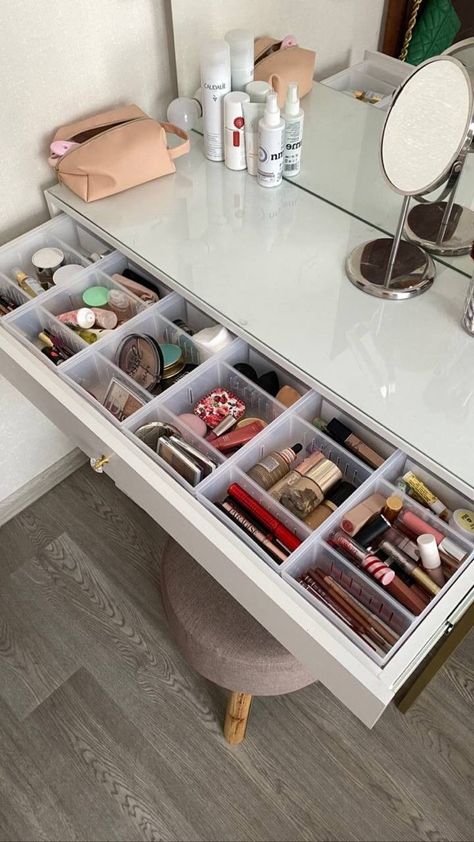 Desk Organization Makeup, Makeup Desk Organization, Make Up Drawer, Rangement Makeup, Dream Vanity, Room Organisation, Pinterest Room Decor, Vanity Room, Room Makeover Bedroom