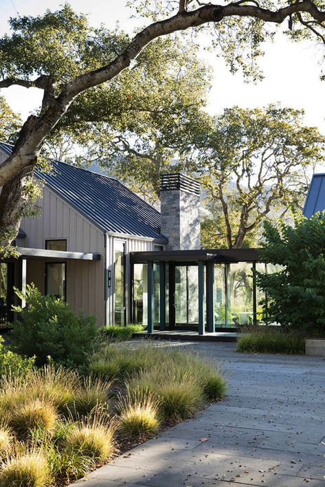 Tour an absolutely stunning modern farmhouse in Sonoma wine country Vineyard Home, Modern Farmhouse Exterior, Modern Barn, Farmhouse Exterior, Dream Houses, Country Farmhouse Decor, Farmhouse Style House, Modern Farmhouse Style, Barn Style