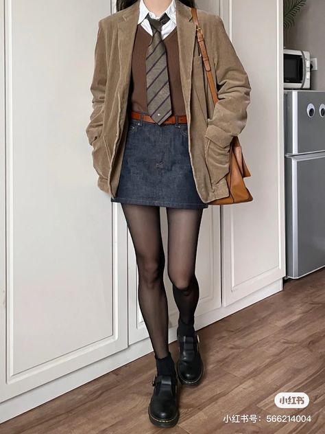 Streetwear For Work, Female Reporter Outfit, Explorer Outfit Women, Reporter Aesthetic Outfit, Retro Academia Outfits, Adjunct Professor Outfit, Oxford Student Aesthetic Outfit, Music Major Outfits, Female Librarian Character Design