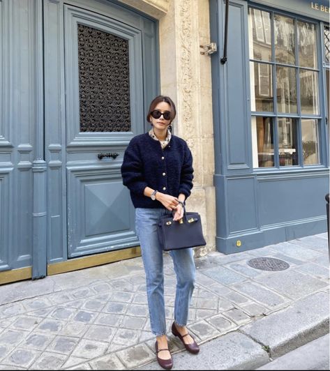 French Casual Style Parisian Chic, Heather Grey Tshirt Outfits, French Silk Scarf Style, Parisian Office Outfit, Parisian Style 2023, Parisian Work Style, 2023 Office Wear, French Street Style Parisians, Blue Bag Outfit Ideas