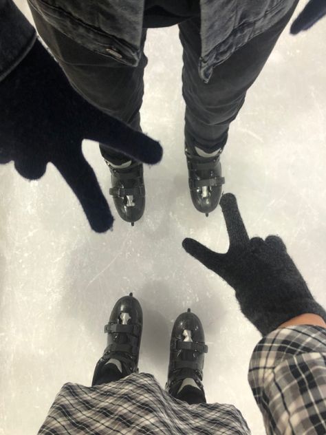 Ice Rink Proposal, Ice Skating Couple Aesthetic, Ice Skating Date Aesthetic, Rollerskating Date, Guy Couple Aesthetic, Roller Skating Date, Hockey Couple Goals, Figure Skating Couple, Ice Skating Couple