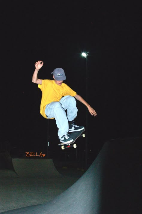 Skateboarding Reference, Flash Photography Fashion, Skateboard Shoot Ideas, Fish Eye Skate Photos, Skater Photography, Night Skating, Skate Photoshoot, Skateboard Photoshoot, Skateboard Photography Aesthetic