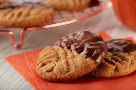 These chocolate-dipped peanut butter cookies taste so good, you'd never guess they were made from a peanut butter cookie mix. Get the recipe. Reeses Cookies Recipes, Peanut Butter Baking, Reese's Cookies, Reeses Cookies, Baking Chips, Types Of Desserts, Baking Goods, Dipped Cookies, Baked Chips