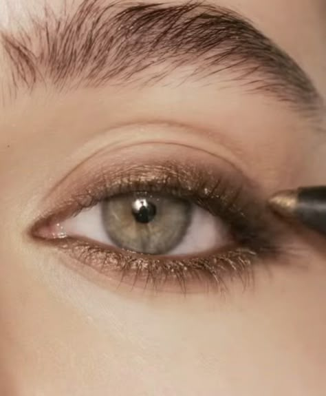 Soft Smokey Eye Makeup Brown Natural, Brown Eyes Green Eyeshadow, Simple Makeup For Green Eyes, Brown Eyeshadow Looks Natural, Eye Makeup For Blue Eyes, Kajal Liner, Victoria Beckham Beauty, Under Eye Makeup, Natural Eyeliner