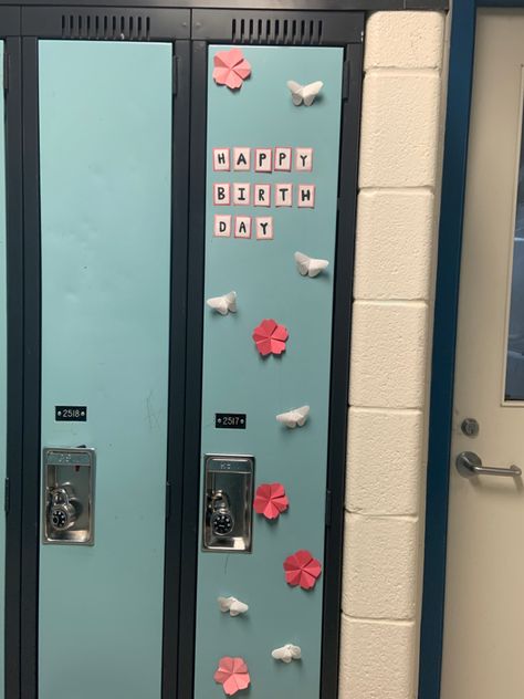 Happy Birthday Locker Ideas, Locker Decorations For Birthday, Birthday Locker Decorations Friends, Locker Birthday Decorations, Birthday Locker Ideas, Aesthetic School Locker, Birthday Locker, Birthday Locker Decorations, Birthday Gift Surprise