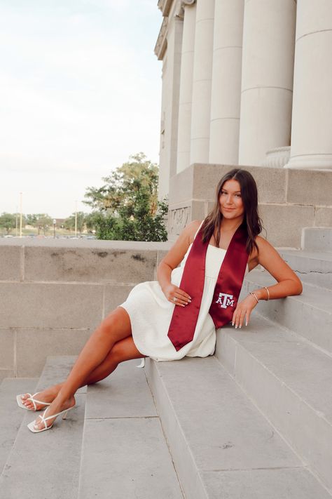 Grad Pics College, Texas Tech Graduation Pictures, Texas A&m Graduation Pictures, Senior Board, College Grad Pictures, Grad Poses, Grad Session, Cap And Gown Pictures, Graduation Pic