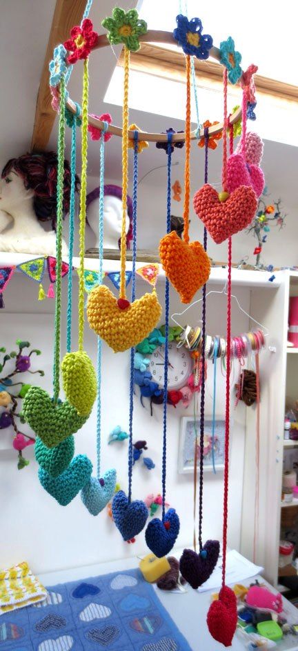 Crocheted Hearts, Crochet Baby Mobiles, Baby Mobil, Crochet Mobile, Confection Au Crochet, Crochet Geek, Hearts And Flowers, Haken Baby, Crochet Decoration