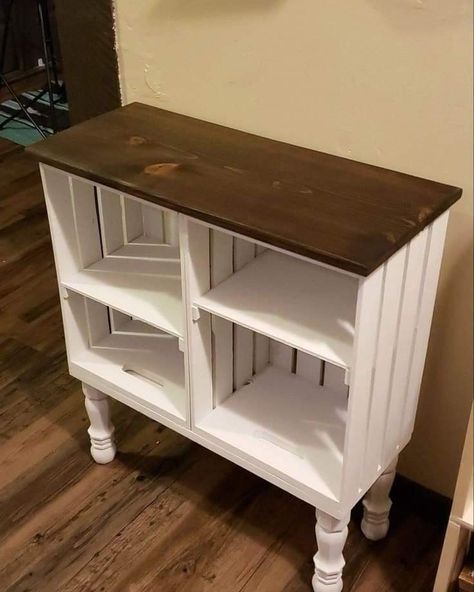 Dekoratívne Vence, Crate Shelves, Crate Furniture, Diy Furniture Renovation, Tables Diy, Small Bathroom Ideas, Diy Home Furniture, Furniture Renovation, Funky Painted Furniture