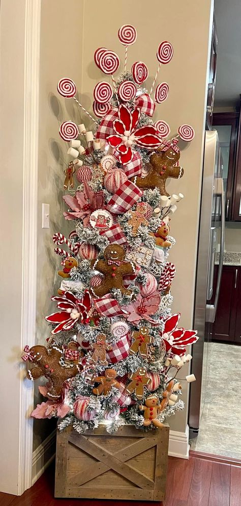 Gingerbread Themed Christmas Trees, Gingerbread Candyland Christmas Decor, Gingerbread Themed Christmas Tree Ideas, Ginger Bread Theme Christmas, Gingerbread Christmas Tree Decor, Ginger Bread Tree, Gingerbread Tree Ideas, Fun Christmas Tree Themes, Gingerbread Theme Tree