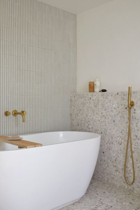 Small Wet Room, Terrazzo Bathroom, Wet Room Bathroom, Open Concept Great Room, Gray And White Bathroom, Wet Room, Bathroom Inspiration Decor, Bathroom Trends, Tub Shower Combo