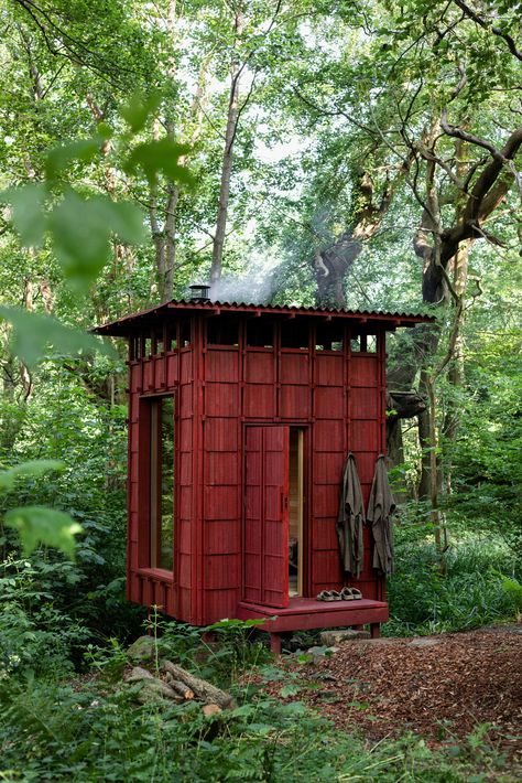 A sauna for an architect - An off-grid, wood burning sauna in the woods Sauna In Forest, Small Sauna House, Sauna In The Woods, Diy Sauna Outdoor, Shed Sauna, Unique Sauna, Small Sauna, Wood Burning Sauna, Garden Sauna