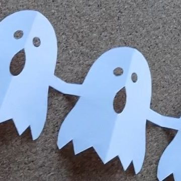 Kelly Crean on Instagram: "How to make a ghost paper chain #easycrafts #papercrafts #papercrafting #ghost #halloweencrafts #diyhalloweendecorations" Paper Chain Ghost, Ghost Paper Chain, Paper Ghost, Paper Chain, Paper Decor, Paper Chains, September 7, A Ghost, Paper Lanterns