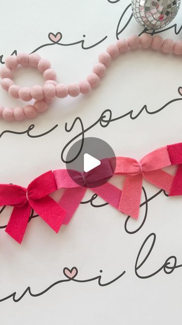 How To Make Felt Garland, Felt Garland Diy, Themed Lunches, Diy Felt Garland, Bow Garland, Bow Party, Diy Christmas Garland, Easy Diy Decor, Ra Ideas