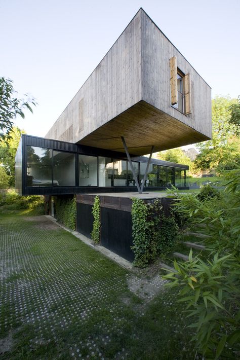 House In Sèvres / Colboc Franzen & Associés Cantilever Architecture, Eco Construction, Building A Container Home, Casa Country, Container Architecture, Casa Container, Shipping Container House, Floating House, Container House Design