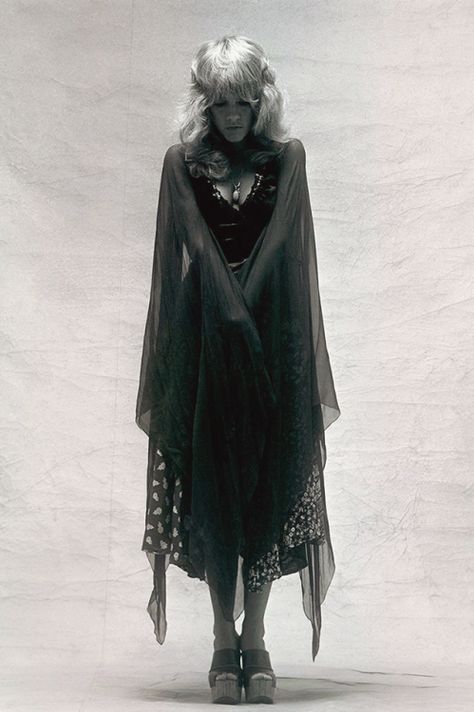 "Once in a million years..a lady like her rises..🎩 Stevie Nicks Style, Stephanie Lynn, Stevie Nicks Fleetwood Mac, White Witch, Janis Joplin, Witchy Woman, Festival Looks, Fleetwood Mac, Stevie Nicks