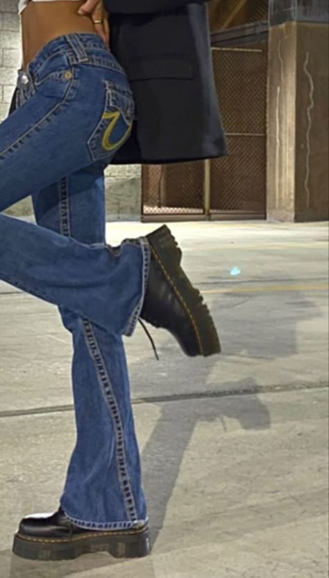 Flare Jeans Aesthetic, Flare Jean Outfit, Flare Jeans Y2k, Bootcut Jeans Outfit, Flare Jeans Outfit, Doc Martens Outfit, Future Outfit, 2000s Fashion Outfits, Cute Jeans