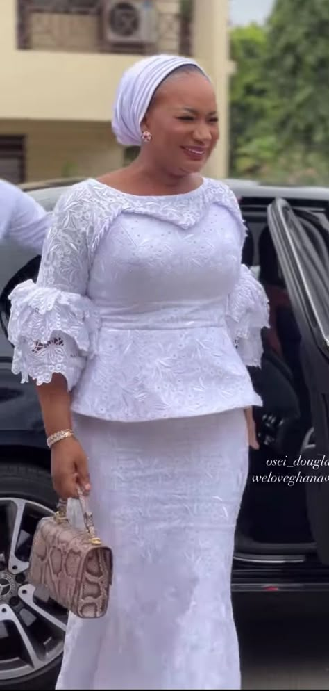 Kaba Lace Styles, Sleet And Kaba Styles Lace, Blouse Lace Designs Latest, Samira Bawumia Dresses, White Lace Dress Styles Ghana, White Asoebi, Lace Kaba, Lace Styles For Wedding Guest, African Prints Styles