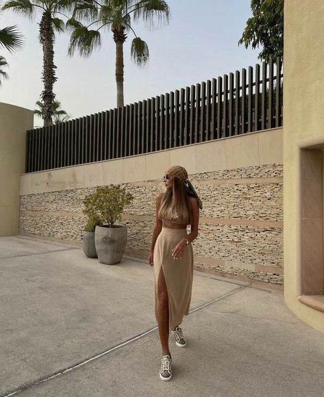 Dubai Outfits For Women Summer, Dubai Outfit Ideas For Women, Malta Outfit Ideas, Dubai Summer Outfits, Outfits For Dubai, Marrakesh Outfit, Outfit Ideas Dubai, Dubai Clothes, London Trip Outfit