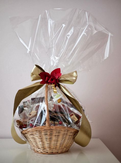 Cesta de embutidos ibéricos de regalo para la mamá Hamper Gift Basket, Gift Hampers, Fruit Basket, Decoration Design, Xmas Gifts, Gift Packaging, Picnic Basket, Decorative Wicker Basket, Gift Baskets