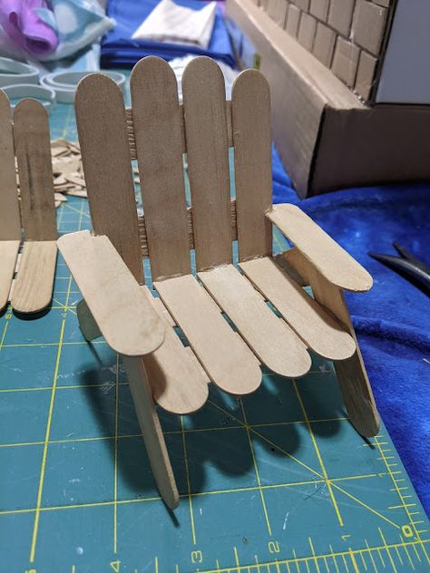 Popsicle Lawn Chairs Stick Chair, Popsicle Stick Art, Ice Cream Stick Craft, Popsicle Stick Houses, Fairy Garden Furniture, Sticks Furniture, Diy Popsicle, Popsicle Crafts, Stick Crafts