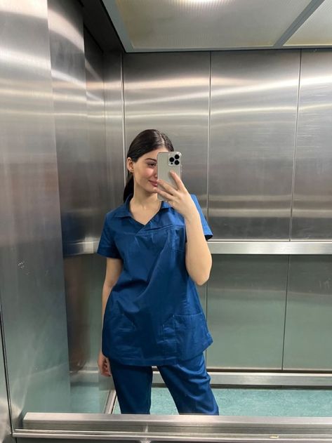 Women In Scrubs, Surgery Aesthetic, Doctor Girl, Nurse Outfit, Medical Scrubs Outfit, Doctor Scrubs, Nurse Inspiration, Nurse Aesthetic, Doctor Outfit